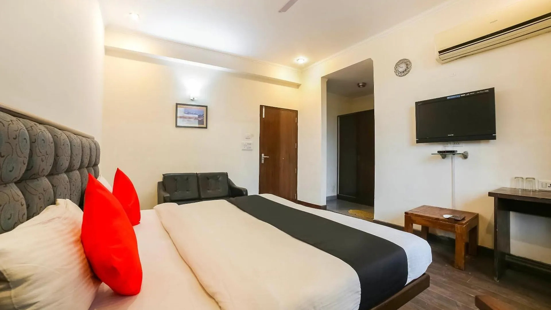 Collection O Satguru House Hotel Gurgaon