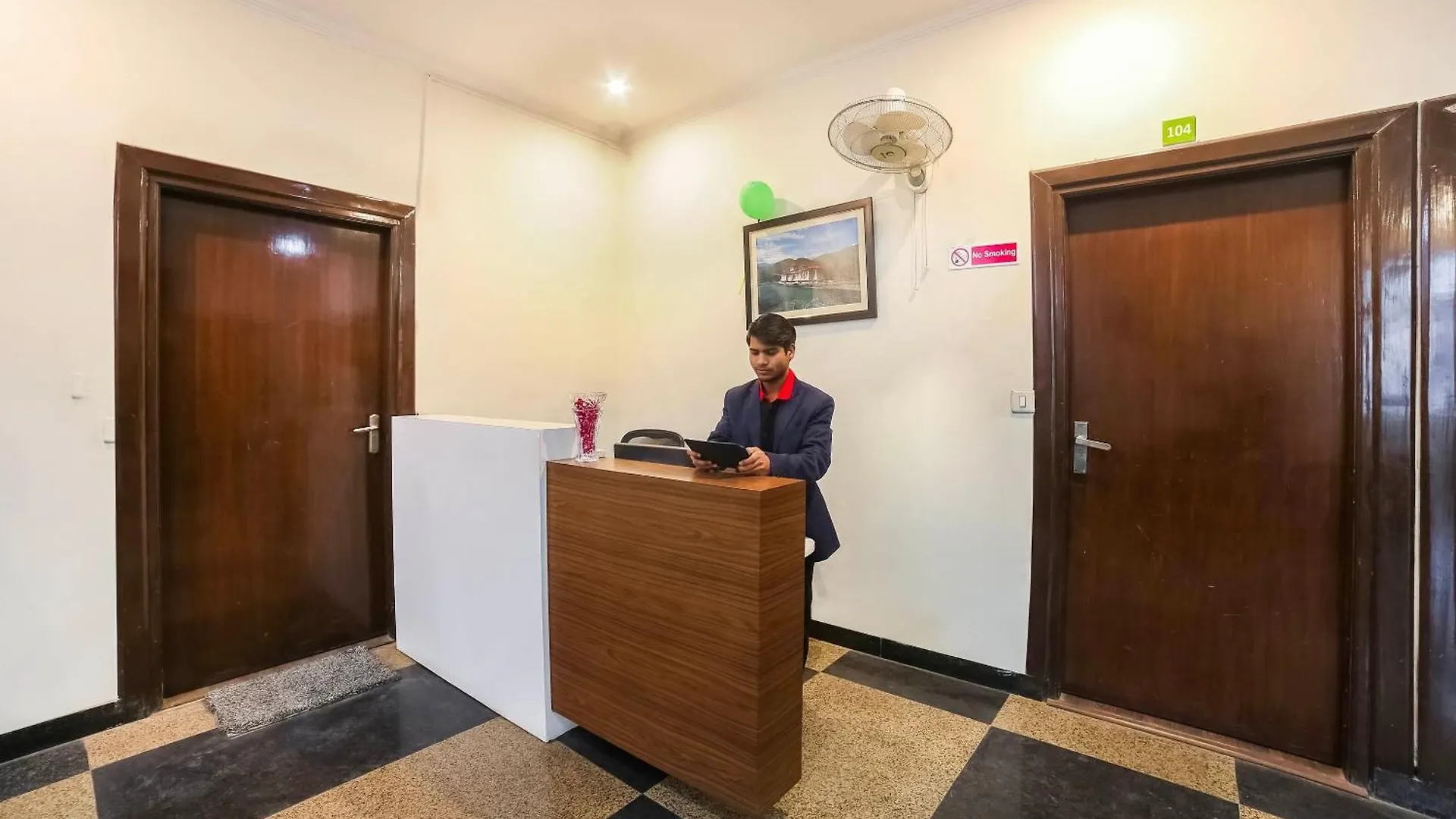 Collection O Satguru House Hotel Gurgaon 4*,  Indien